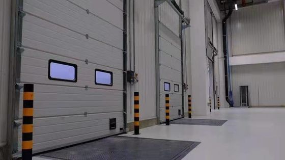 खरीदें 0.4 मिमी जस्ती स्टील औद्योगिक अनुभागीय दरवाजे RAL9006 / RAL9002 रंग online manufacture