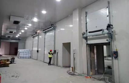 खरीदें औद्योगिक केसिंग के लिए जंग प्रतिरोधी परतें और 3.0 मिमी मोटाई वाले स्लाइडिंग इंडस्ट्रियल सेक्शनल डोर online manufacture