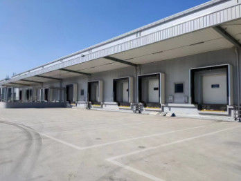 आईएसओ 9001 ग्रे हाइड्रोलिक डॉक लेवलर 6800kg ट्रक लेवल लोडिंग डॉक