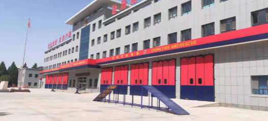 लाल/नीला रंग फायर स्टेशन तह दरवाजे आईएसओ 9001 तह औद्योगिक दरवाजे