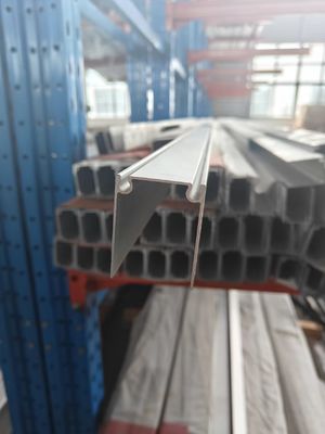 अनुकूलित RAL9002 मानव मशीन इंटरफ़ेस नियंत्रण बॉक्स के साथ अनुभागीय गेराज दरवाजे
