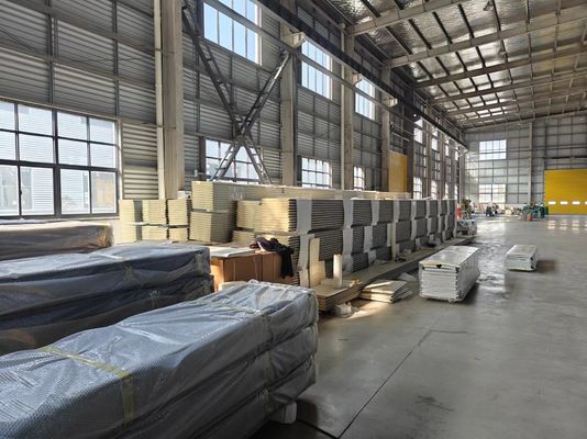 अच्छी सीलिंग के लिए सभी पक्षों पर ईपीडीएम सीलिंग स्ट्रिप्स के साथ अनुभागीय गेराज दरवाजे