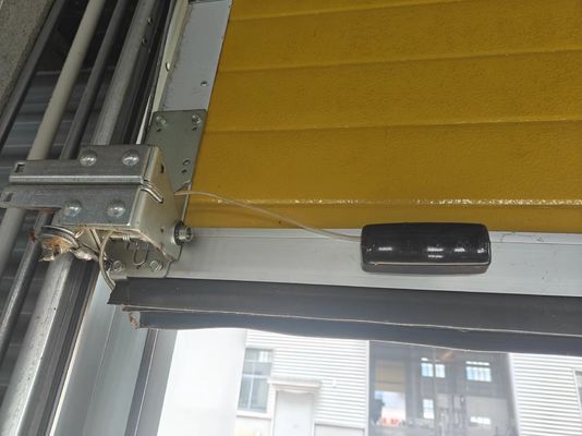 बाधा का पता लगाने के लिए तल सुरक्षा उपकरण के साथ अनुभागीय गेराज दरवाजे