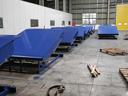 विद्युत हाइड्रोलिक लोडिंग डॉक लेवलर गतिशील भार 6800kg / स्थैतिक भार 13600kg