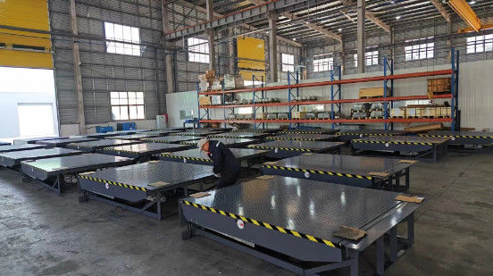 रग्ग स्टील डॉक प्लेट प्रीमियम क्वालिटी हाइड्रोलिक अनलोडिंग इंडस्ट्रियल डॉक लेवलर