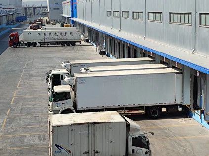 आईएसओ 9001 ग्रे हाइड्रोलिक डॉक लेवलर 6800kg ट्रक लेवल लोडिंग डॉक
